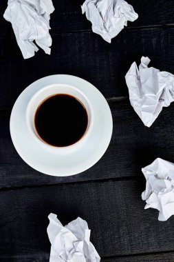 Arama fikirler kavram. Fikir ve kahve buruşuk Kağıt. Hareketsiz yaşam, iş veya eğitim kavramı. Düz yatıyordu. Üstten görünüm. Sınav, okul, öğrenci