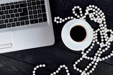 Modern kadın çalışma alanı ile defter ya da laptop, kahve. Natürmort, iş, ofis, banka donatımı veya eğitim kavramı. Düz yatıyordu. Üstten Görünüm.