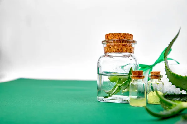 Aloe Vera Minyak Dalam Botol Kaca Dan Handuk Untuk Spa — Stok Foto