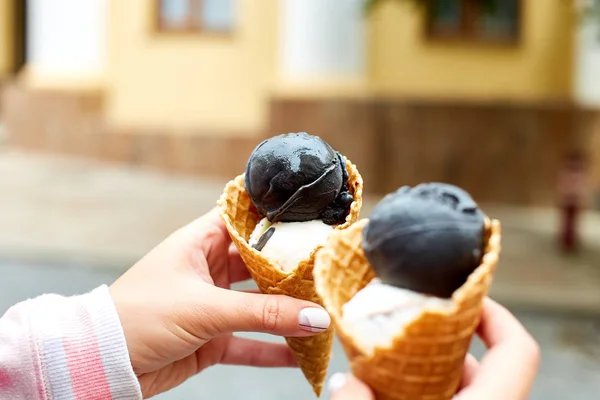 Mão Feminina Segurando Dois Carvões Sorvete Baunilha Cone Waffle Fundo — Fotografia de Stock