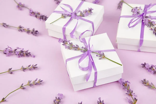 白色礼品盒与紫罗兰色带和花束的花薰衣草粉红色的背景 庆祝生日装饰礼品 复制空间 — 图库照片