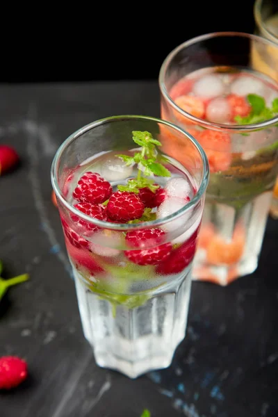 Detox Smaak Gebrachte Water Doordrenkt Met Drie Kleur Framboos Rood — Stockfoto