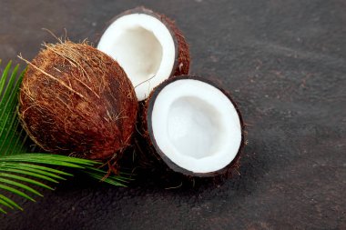 Taze Hindistan cevizi kahverengi zemin üzerinde. Düz yatıyordu. Alan, gıda kavramı kopyalayın. Natürmort