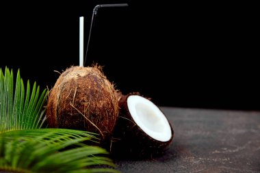 Hindistan cevizi kahverengi zemin üzerinde kokteyl. Yaz tatili hindistan cevizinin içine kavramı, tropik kokteyller veya meyve suları içmek. Kopya alanı. 