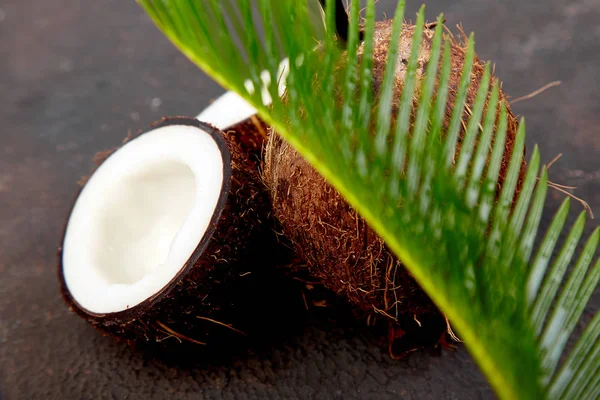 Coco Fresco Sobre Fondo Marrón Acostado Copiar Espacio Concepto Comida —  Fotos de Stock