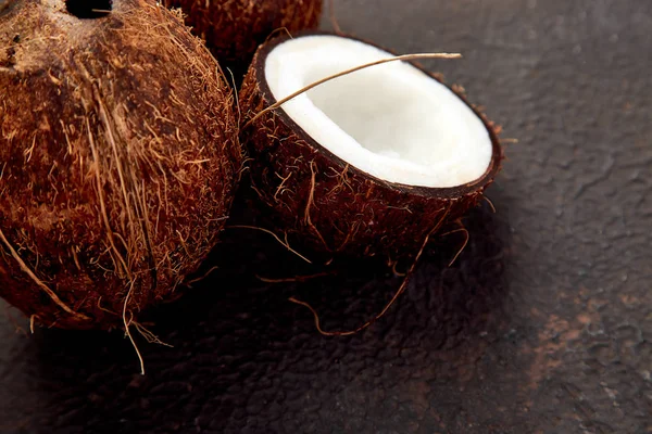 Taze Hindistan cevizi kahverengi zemin üzerinde. Düz yatıyordu. Alan, gıda kavramı kopyalayın. Natürmort