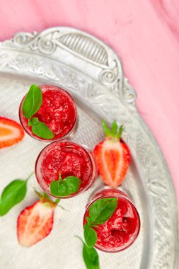 Çilek şerbetler serinletici yaz, granita içecek gözlük gümüş tepsi üzerinde hizmet içinde slush. Sağlıklı düşük kalorili yaz tedavi, tatlı. Kokteyl, pembe arka plan buzlu. Düz yatıyordu. Kopya alanı