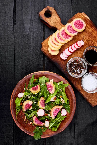 Ingrediënt Salade Bruin Plaat Mix Leaf Houten Snijplank Radijs Sla — Stockfoto
