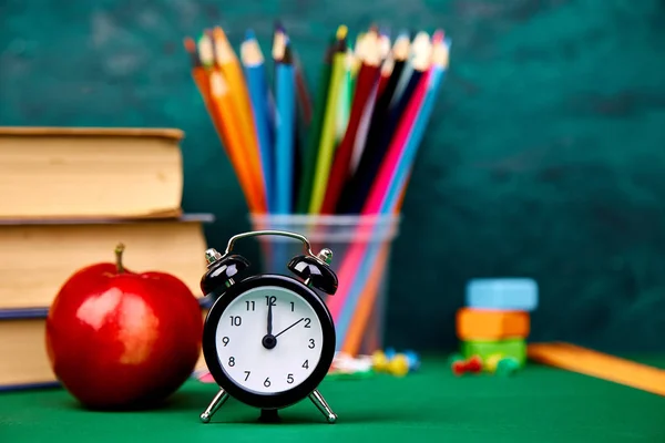 Vuelta Los Útiles Escolares Libros Manzana Roja Sobre Fondo Verde — Foto de Stock