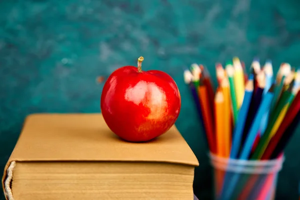 Vuelta Los Útiles Escolares Libros Manzana Roja Sobre Fondo Verde — Foto de Stock