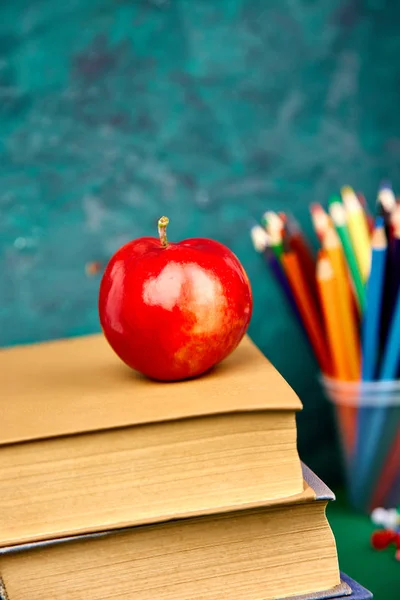 Vuelta Los Útiles Escolares Libros Manzana Roja Sobre Fondo Verde — Foto de Stock