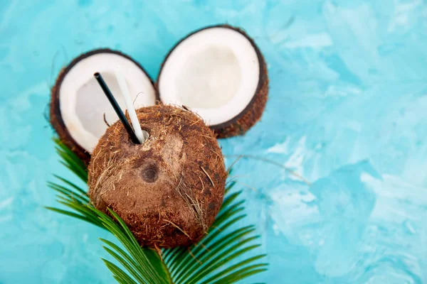 Kokosnusscocktail Auf Blauem Hintergrund Sommerferiengetränk Tropische Cocktails Oder Säfte Kokosnuss — Stockfoto