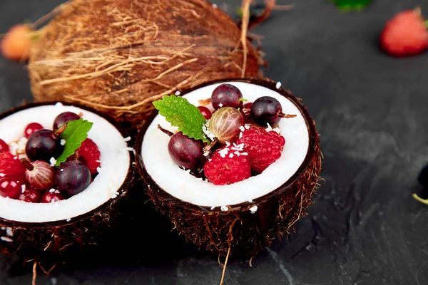 Obstsalat Agrar Stachelbeere Himbeere Kokosnussschale Auf Schwarzem Tischhintergrund Gesund Und — Stockfoto