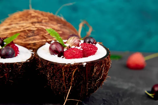 Ensalada Frutas Agrus Grosella Arándano Tazón Coco Sobre Fondo Mesa —  Fotos de Stock