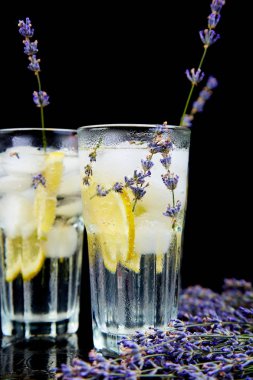 Lavanta Limonata limon ve siyah arka plan üzerine buz. Suyu detoks. Yaz içeceği. Diyet kokteyl. Güzel.