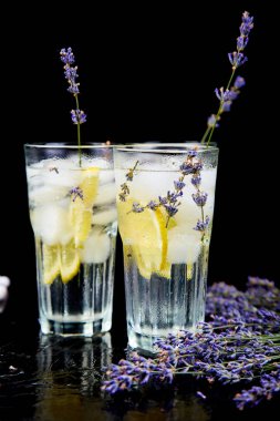 Lavanta Limonata limon ve siyah arka plan üzerine buz. Suyu detoks. Yaz içeceği. Diyet kokteyl. Güzel.