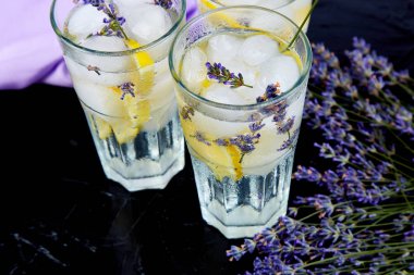 Lavanta Limonata limon ve siyah arka plan üzerine buz. Suyu detoks. Yaz içeceği. Diyet kokteyl. Güzel.