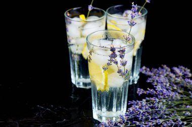 Lavanta Limonata limon ve siyah arka plan üzerine buz. Suyu detoks. Yaz içeceği. Diyet kokteyl. Güzel.