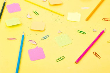Arama fikir kavramı. Renkli kalemler, çıkartmalar, sarı zemin üzerine kırpar. Okul malzemeleri. Sınav, okul öğrenci