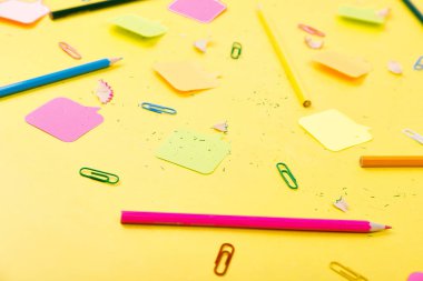 Arama fikir kavramı. Renkli kalemler, çıkartmalar, sarı zemin üzerine kırpar. Okul malzemeleri. Sınav, okul öğrenci