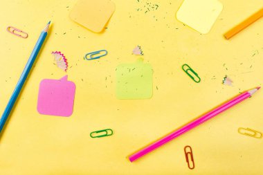 Arama fikir kavramı. Renkli kalemler, çıkartmalar, sarı zemin üzerine kırpar. Okul malzemeleri. Sınav, okul öğrenci