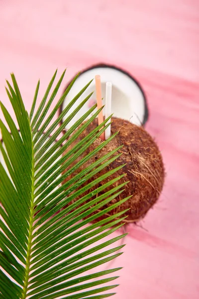 Kokosnusscocktail Auf Rosa Hintergrund Sommerferiengetränk Tropische Cocktails Oder Säfte Kokosnuss — Stockfoto