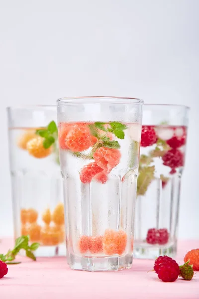 Agua Aromatizada Con Infusión Desintoxicación Con Tres Colores Frambuesa Rojo — Foto de Stock