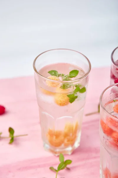 Agua Aromatizada Con Infusión Desintoxicación Con Tres Colores Frambuesa Rojo — Foto de Stock