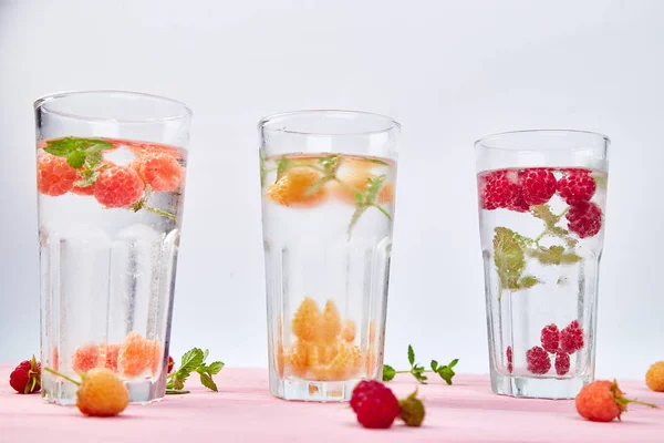 Agua Aromatizada Con Infusión Desintoxicación Con Tres Colores Frambuesa Rojo — Foto de Stock