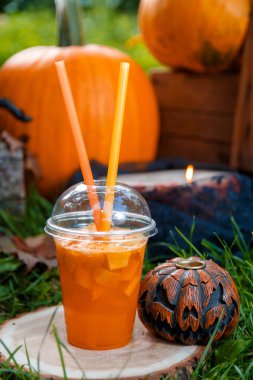 Halloween pumpkins dekorasyon zemin üzerine ile kokteyl. Bir partisi için kokteyl. Jack-o-Lantern. Yakın çekim.