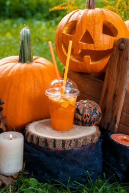 Halloween pumpkins dekorasyon zemin üzerine yakınındaki kokteyl. Bir partisi için kokteyl. Jack-o-Lantern. Yakın çekim.