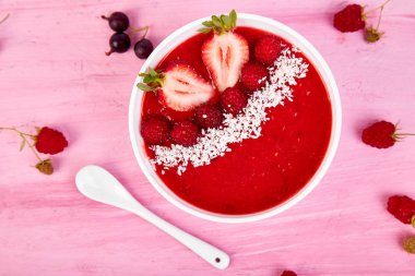 Güler yüzlü kase. Pembe bir arka plan üzerinde sağlıklı kahvaltı kase. Blackberry ve chia tohum ile kayısı güler yüzlü. Çilek ve Hindistan cevizi ile ahududu güler yüzlü. Vegan gıda. Üstten görünüm. Düz yatıyordu