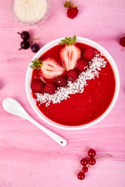 Güler yüzlü kase. Pembe bir arka plan üzerinde sağlıklı kahvaltı kase. Blackberry ve chia tohum ile kayısı güler yüzlü. Çilek ve Hindistan cevizi ile ahududu güler yüzlü. Vegan gıda. Üstten görünüm. Düz yatıyordu