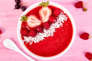 Güler yüzlü kase. Pembe bir arka plan üzerinde sağlıklı kahvaltı kase. Blackberry ve chia tohum ile kayısı güler yüzlü. Çilek ve Hindistan cevizi ile ahududu güler yüzlü. Vegan gıda. Üstten görünüm. Düz yatıyordu