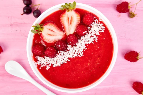 Güler yüzlü kase. Pembe bir arka plan üzerinde sağlıklı kahvaltı kase. Blackberry ve chia tohum ile kayısı güler yüzlü. Çilek ve Hindistan cevizi ile ahududu güler yüzlü. Vegan gıda. Üstten görünüm. Düz yatıyordu