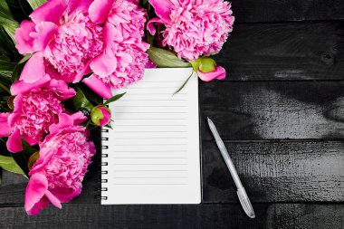 Not veya günlük siyah zemin üzerine güzel pembe şakayık çiçekleri. Liste yapmak için planlama. Alanı yukarıdan kopyalayın. Düz yatıyordu. Boş boş.