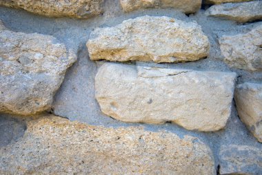Yontma taştan bir duvar parçası. Taş dokusu. Taş parçası doku eski rock parke zemini. Kopya alanı