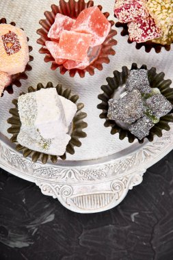 Çeşitli Türk lokumu geleneksel gümüş kasede metal tepsi siyah adam ayarla.