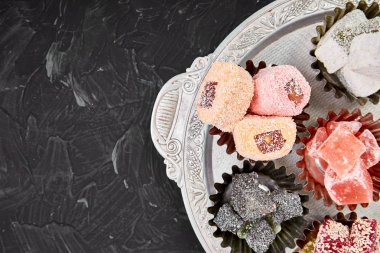 Çeşitli Türk lokumu geleneksel gümüş kasede metal tepsi siyah adam ayarla.