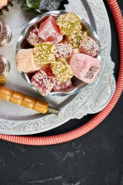 Çeşitli Türk lokumu nargile tüp siyah adam yakınındaki metal tepsi üzerinde geleneksel gümüş kasede ayarla