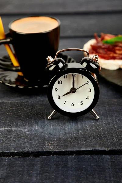 Годинники Сигналізації Добре Проводять День Чашкою Кави Доброго Ранку Сніданок — стокове фото