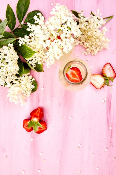 Kombucha Čaj Bezinkový Květ Jahody Růžovém Pozadí Domácí Kvašené Infuze — Stock fotografie