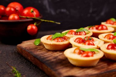 Mini tart kiraz domates ile ahşap tahta üzerinde mozzarella peyniri ile. Italyan Mutfagi