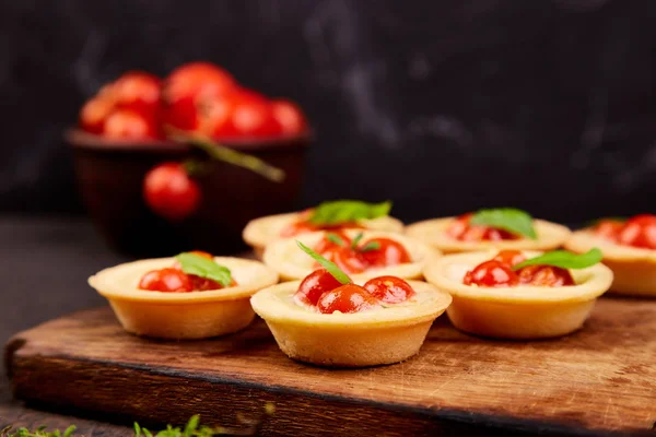 Mini Tarte Roșii Cherry Brânză Mozzarella Placă Lemn Mâncare Italiană — Fotografie, imagine de stoc