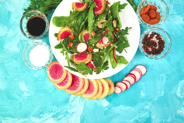 Salade Met Witte Plaat Rond Ingrediënt Mix Blad Radijs Sla — Stockfoto