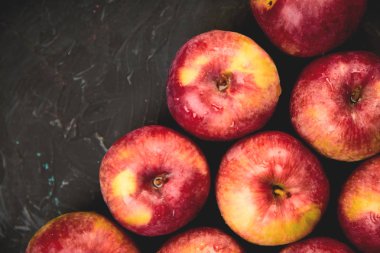 Siyah arka plan üzerine taze organik kırmızı elma. Düz yatıyordu. Çerçeve. Üstten görünüm. Uzay kopyalayın. Sonbaharda hasat