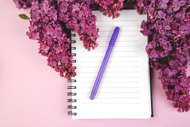 Bahar çiçek buketi çiçek açan lila mor masada dallarında. Kadın günlük defter. Yaratıcı tasarım çiçek. Düz yatıyordu. Metin için yer.