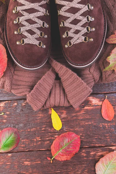 Botas Gamuza Marrón Con Suéter Sobre Fondo Madera Con Hojas —  Fotos de Stock