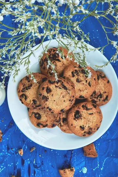 Chocolate Cookies Flower Blue Background Healthy Morning Breakfast Concept Minimalist — Stock Photo, Image