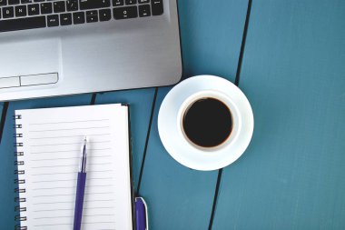 Modern kadın çalışma alanı ile defter ya da laptop, kahve. Natürmort, iş, ofis, banka donatımı veya eğitim kavramı. Düz yatıyordu. Üstten görünüm. Sınav, okul, öğrenci